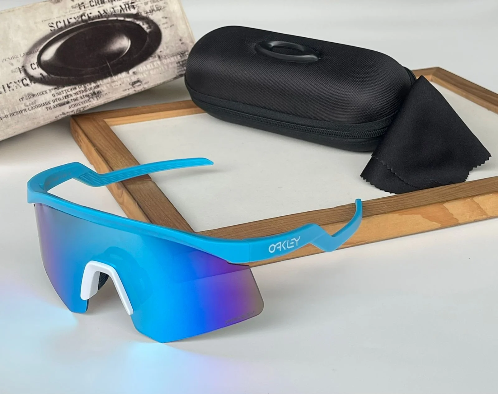 OAKLEY Premium Unisex Sunglasses – Style Meets Performance